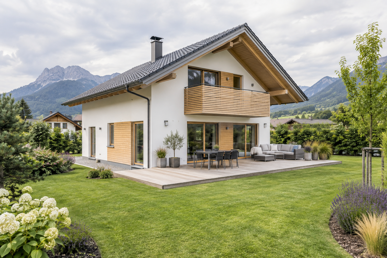 Vollständig sichtbares Haus mit Terrasse und Garten